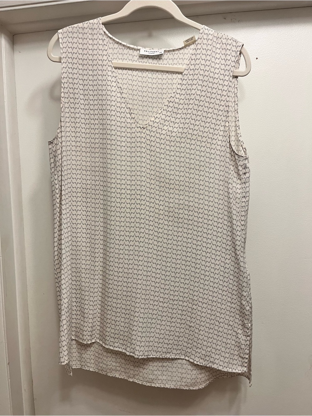 Sleeveless V-Neck Patterned Blouse - Cream